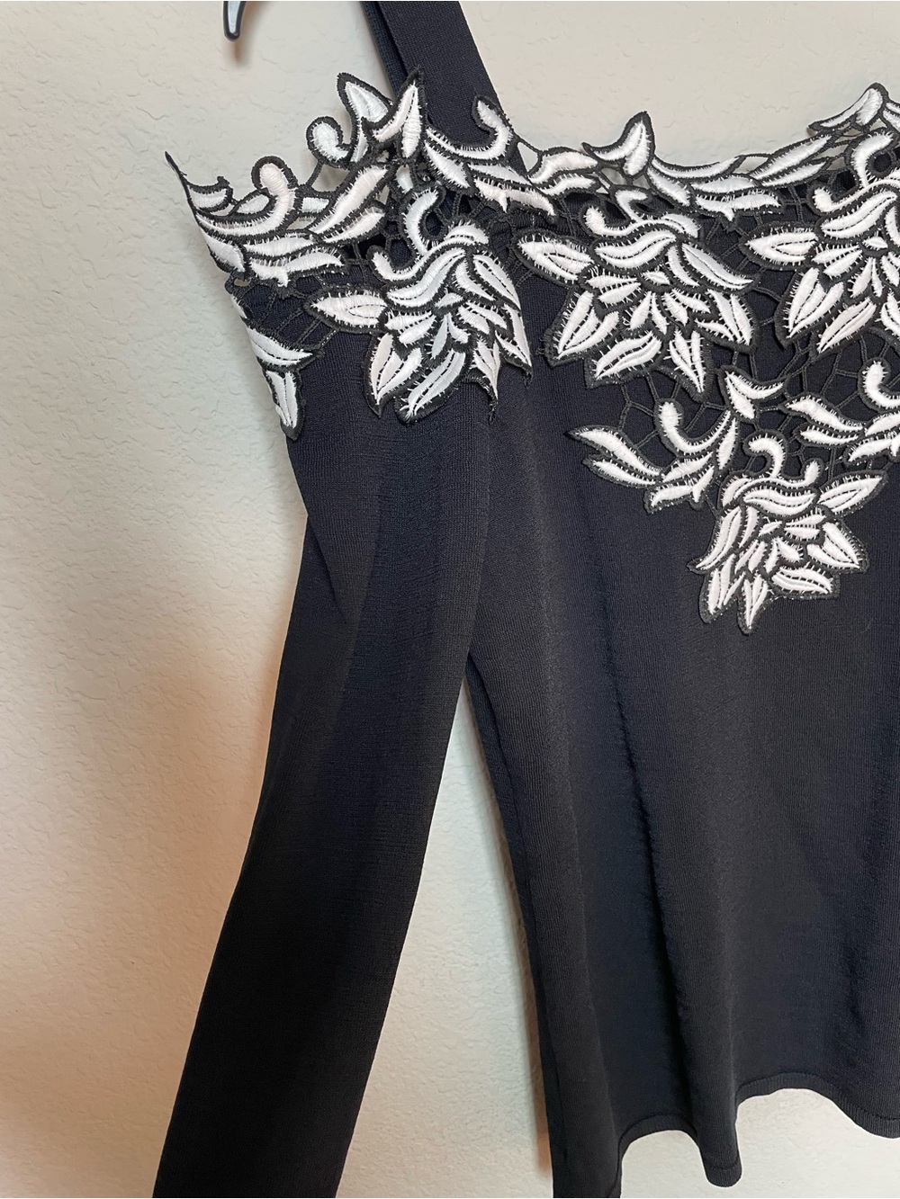 Black Cold-Shoulder Camisole with White Floral Lace Trim M - Picture 3 of 4